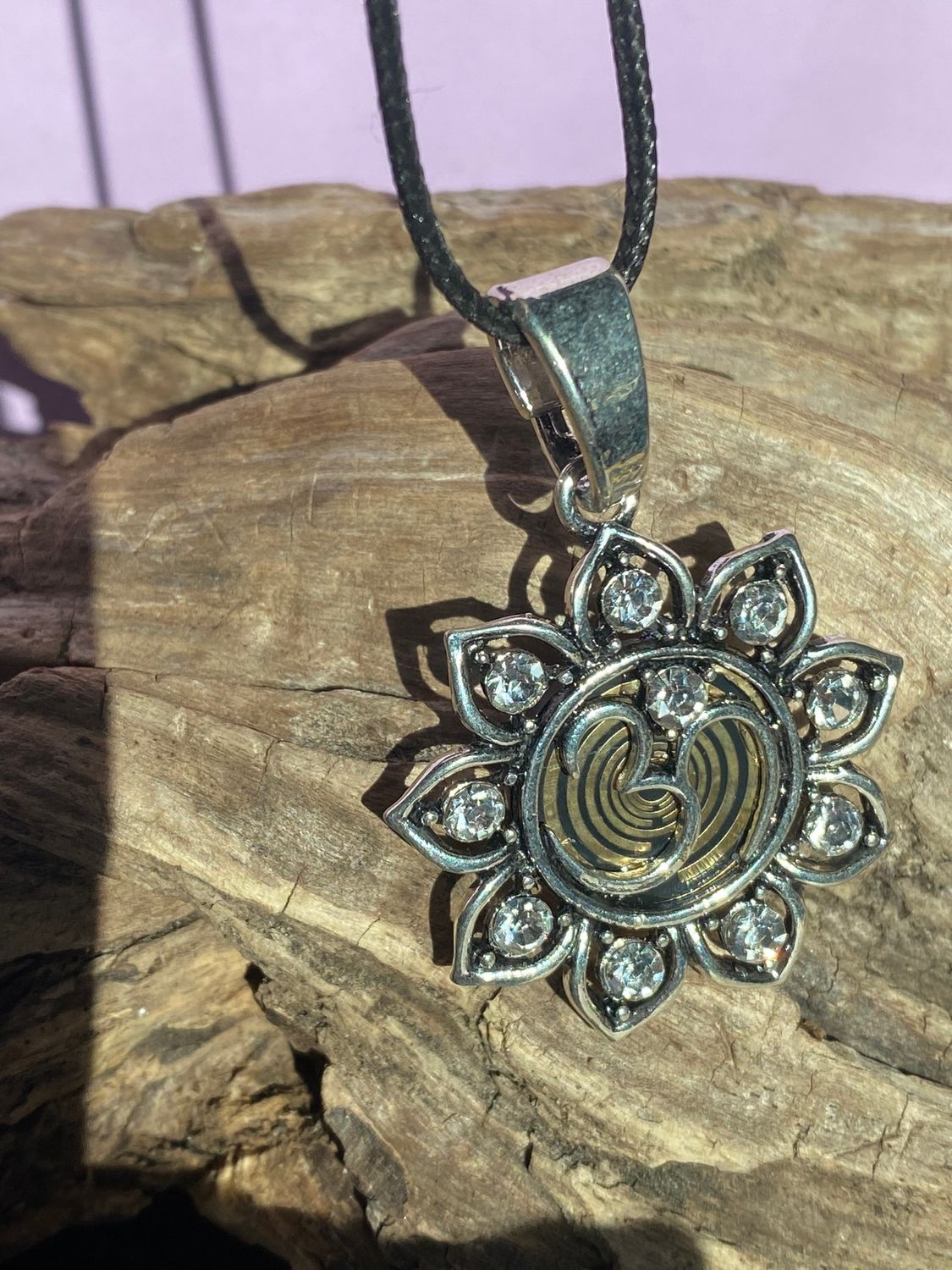 Amulett – Lotus Glitzer – Lakhovsky MWO – Lakhovsky MWO + Lotus – nachtschwarz – Produktansicht 1