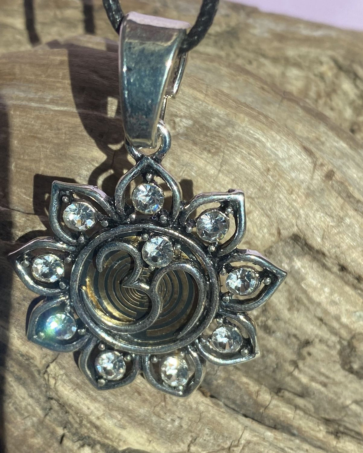 Amulett – Lotus Glitzer – Lakhovsky MWO – Lakhovsky MWO + Lotus – nachtschwarz – Produktansicht 1