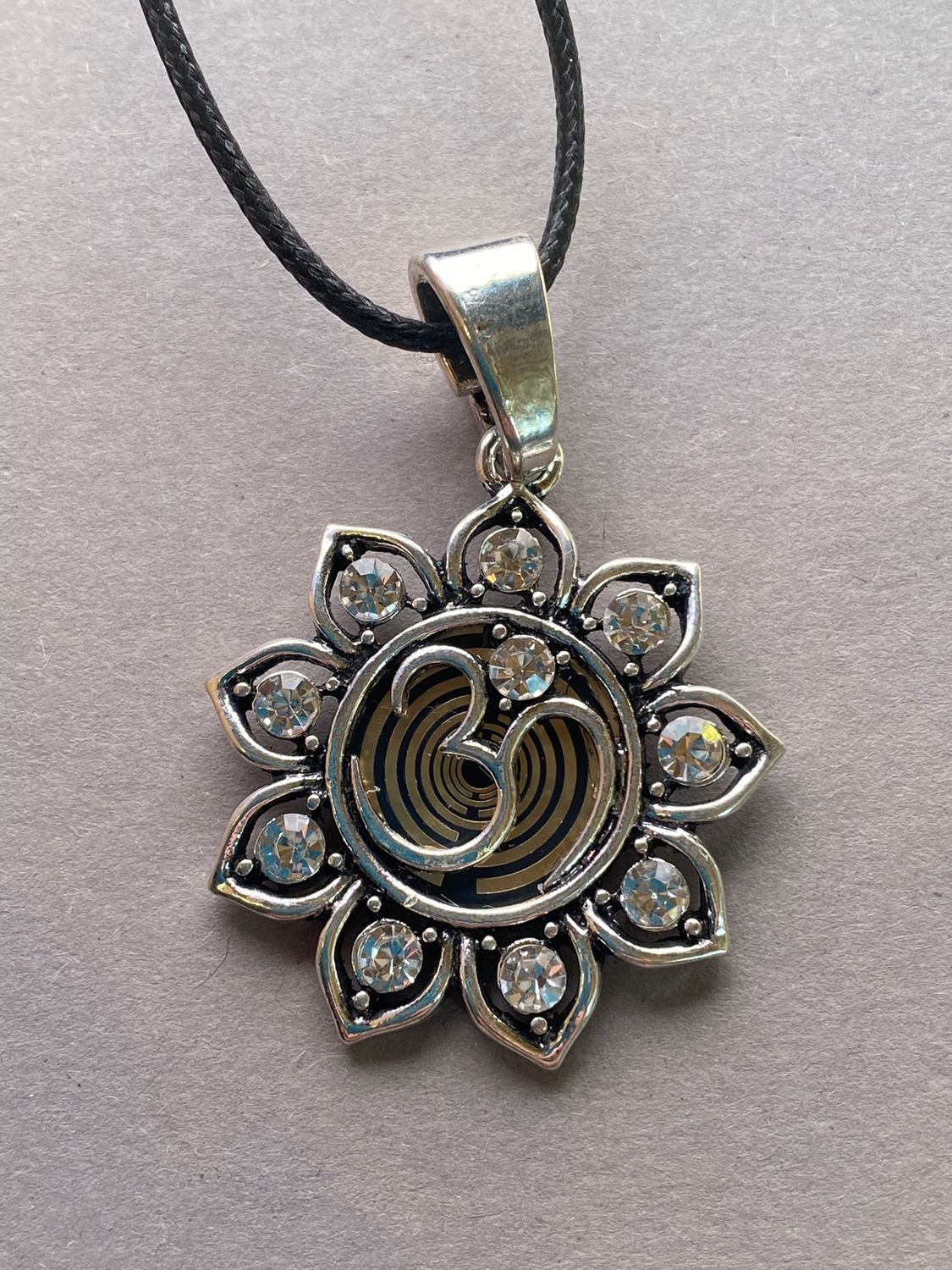 Amulett – Lotus Glitzer – Lakhovsky MWO – Lakhovsky MWO + Lotus – nachtschwarz – Produktansicht 1