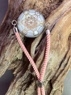 Armband-Kordel, zartrose, Metatron mit den platonischen Körpern, Disc(hinter Glas) gold legiert + Kupfer unterlegt ca. 25 mm, Verschluss durch Ziehen in der Größe leicht zu verstellen