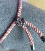 Armband-Kordel, zartrose, Metatron mit den platonischen Körpern, Disc(hinter Glas) gold legiert + Kupfer unterlegt ca. 25 mm, Verschluss durch Ziehen in der Größe leicht zu verstellen