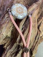 Armband-Kordel, zartrose, Metatron mit den platonischen Körpern, Disc(hinter Glas) gold legiert + Kupfer unterlegt ca. 25 mm, Verschluss durch Ziehen in der Größe leicht zu verstellen