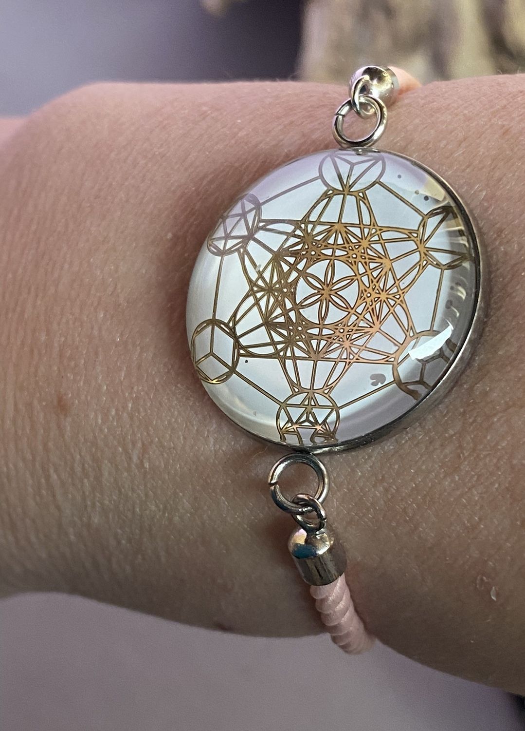 Armband-Kordel, zartrose, Metatron mit den platonischen Körpern, Disc(hinter Glas) gold legiert + Kupfer unterlegt ca. 25 mm, Verschluss durch Ziehen in der Größe leicht zu verstellen