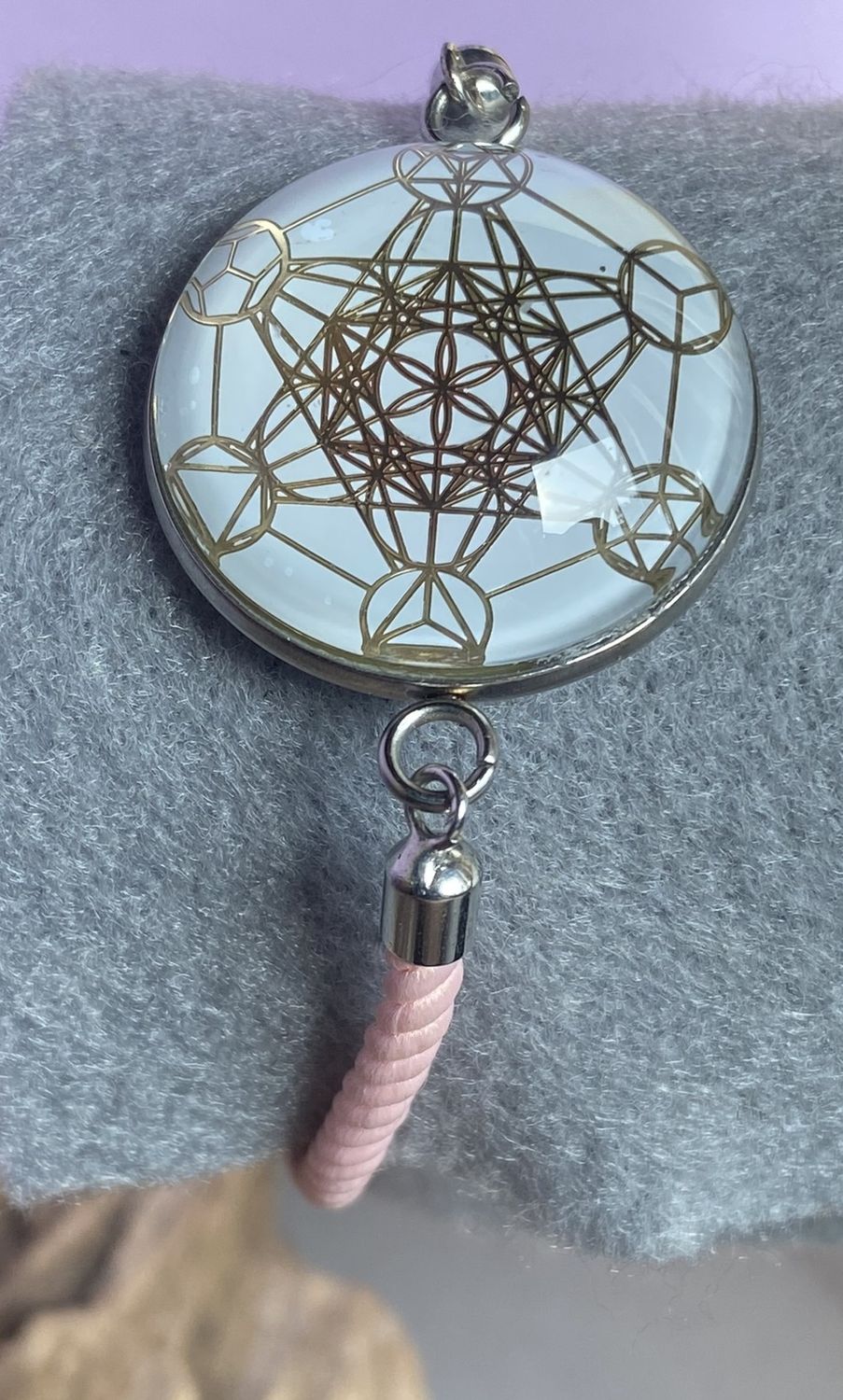 Armband-Kordel, zartrose, Metatron mit den platonischen Körpern, Disc(hinter Glas) gold legiert + Kupfer unterlegt ca. 25 mm, Verschluss durch Ziehen in der Größe leicht zu verstellen