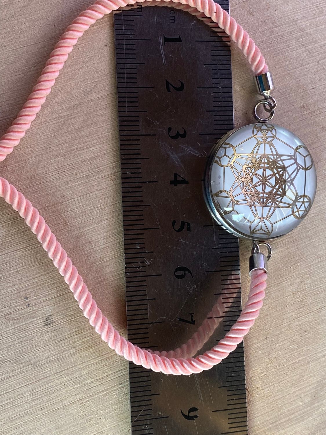 Armband-Kordel, zartrose, Metatron mit den platonischen Körpern, Disc(hinter Glas) gold legiert + Kupfer unterlegt ca. 25 mm, Verschluss durch Ziehen in der Größe leicht zu verstellen