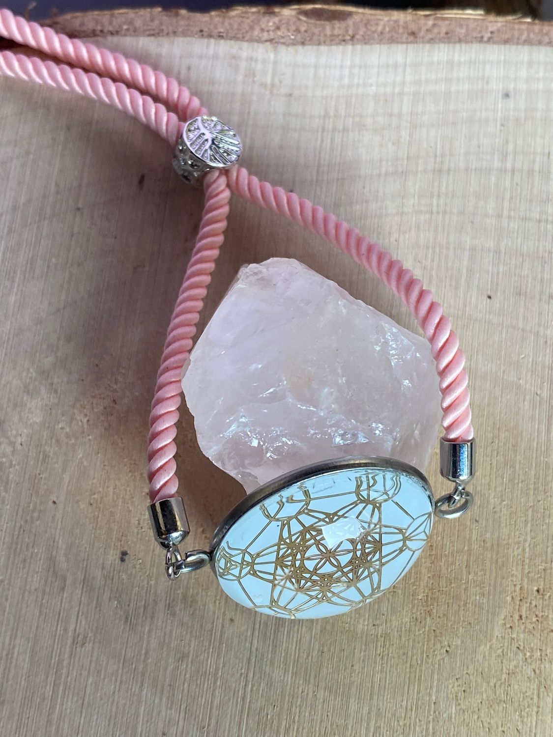 Armband-Kordel, zartrose, Metatron mit den platonischen Körpern, Disc(hinter Glas) gold legiert + Kupfer unterlegt ca. 25 mm, Verschluss durch Ziehen in der Größe leicht zu verstellen