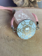 Armband-Kordel, zartrose, Metatron mit den platonischen Körpern, Disc(hinter Glas) gold legiert + Kupfer unterlegt ca. 25 mm, Verschluss durch Ziehen in der Größe leicht zu verstellen