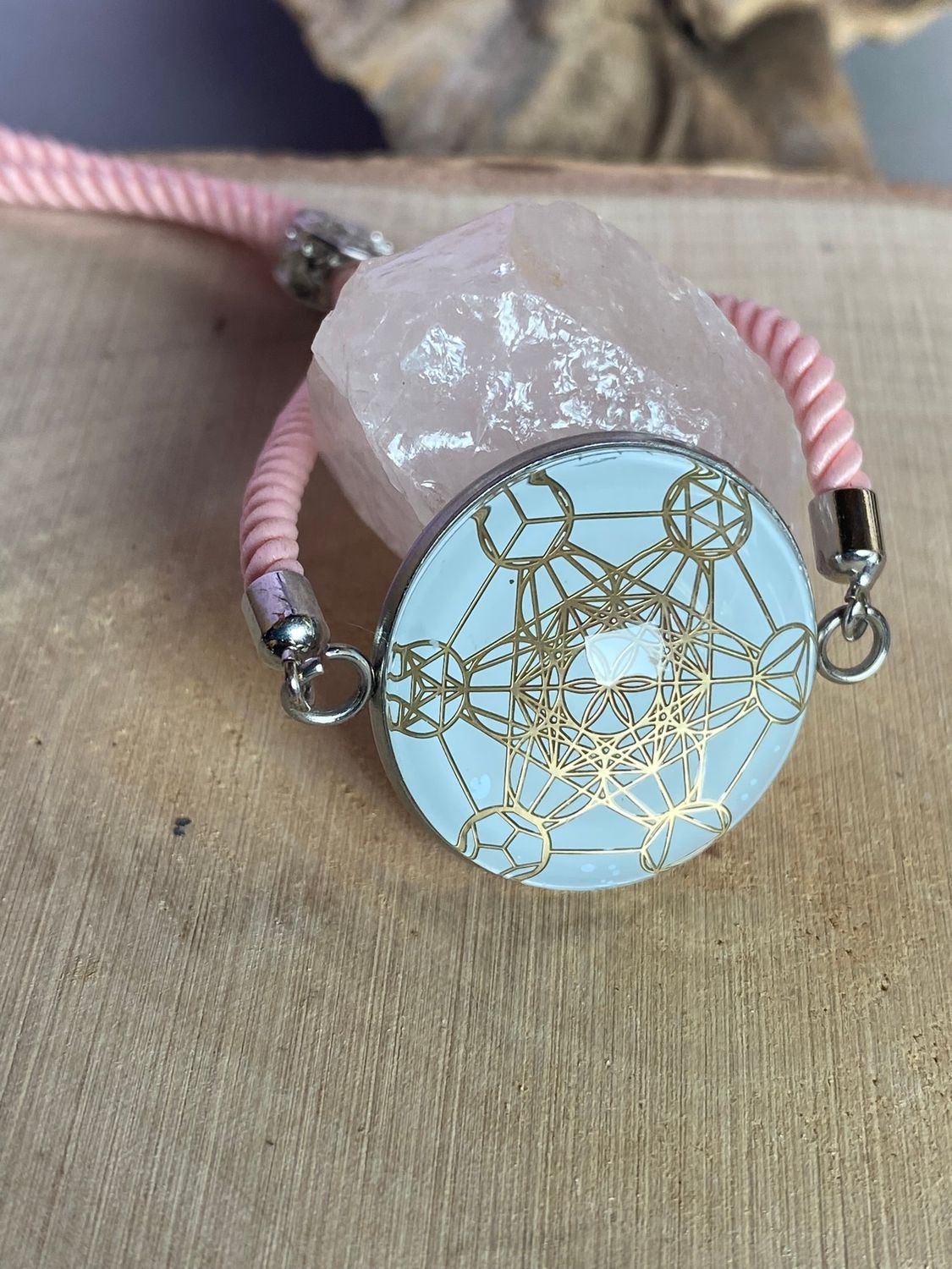 Armband-Kordel, zartrose, Metatron mit den platonischen Körpern, Disc(hinter Glas) gold legiert + Kupfer unterlegt ca. 25 mm, Verschluss durch Ziehen in der Größe leicht zu verstellen