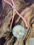 Armband-Kordel, zartrose, Metatron mit den platonischen Körpern, Disc(hinter Glas) gold legiert + Kupfer unterlegt ca. 25 mm, Verschluss durch Ziehen in der Größe leicht zu verstellen