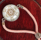 Armband-Kordel, zartrose, Metatron mit den platonischen Körpern, Disc(hinter Glas) gold legiert + Kupfer unterlegt ca. 25 mm, Verschluss durch Ziehen in der Größe leicht zu verstellen