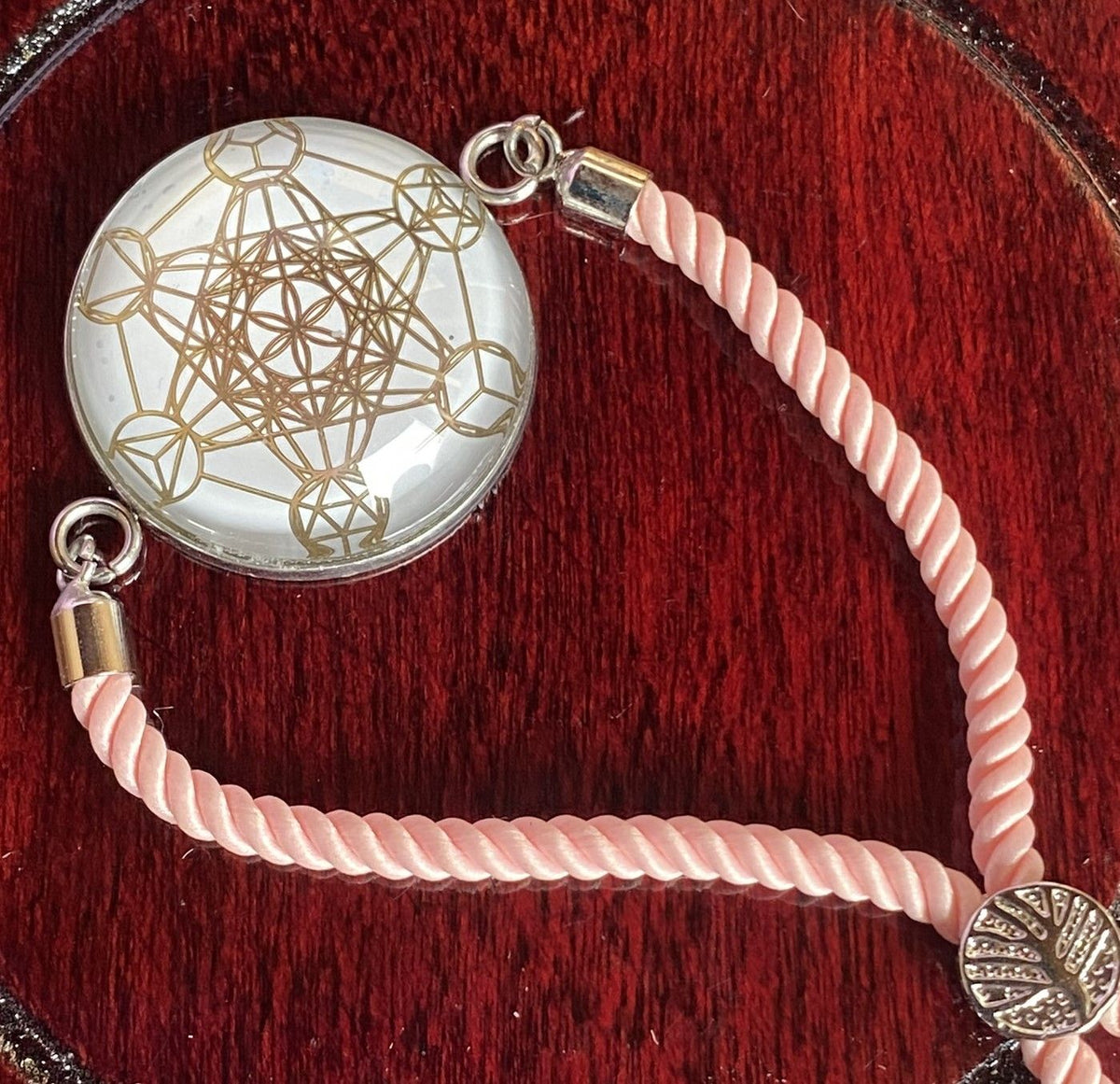 Armband-Kordel, zartrose, Metatron mit den platonischen Körpern, Disc(hinter Glas) gold legiert + Kupfer unterlegt ca. 25 mm, Verschluss durch Ziehen in der Größe leicht zu verstellen
