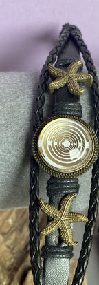 Armband-mehrsträngig, Seestern, schwarz, Symbol Lakhovsky MWO Schwingkreis Oszillator Antenne (stromlos), weiße Disc gold legiert + Kupfer unterlegt ca. 18 mm hinter Glas, Druckknopf Verschluss