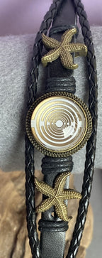 Armband-mehrsträngig, Seestern, schwarz, Symbol Lakhovsky MWO Schwingkreis Oszillator Antenne (stromlos), weiße Disc gold legiert + Kupfer unterlegt ca. 18 mm hinter Glas, Druckknopf Verschluss