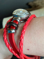 Armband-mehrsträngig, rot ,mit 2x Wechseldruckknopf,Symbol Lakhovsky MWO Schwingkreis Oszillator Antenne (stromlos), Wechsel Disc ca. 18 mm hinter Glas