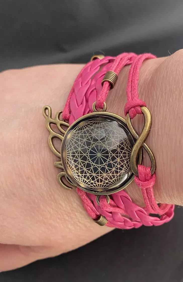 Armband - Dodecagram als nachtschwarzer ca. 25 mm großer Coin (hinter Glas) mit Goldlegierung in pinkes mehrsträngiges Band eingearbeitet