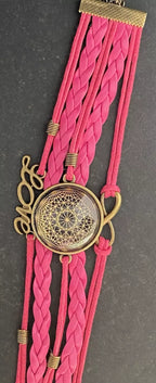 Armband - Dodecagram als nachtschwarzer ca. 25 mm großer Coin (hinter Glas) mit Goldlegierung in pinkes mehrsträngiges Band eingearbeitet