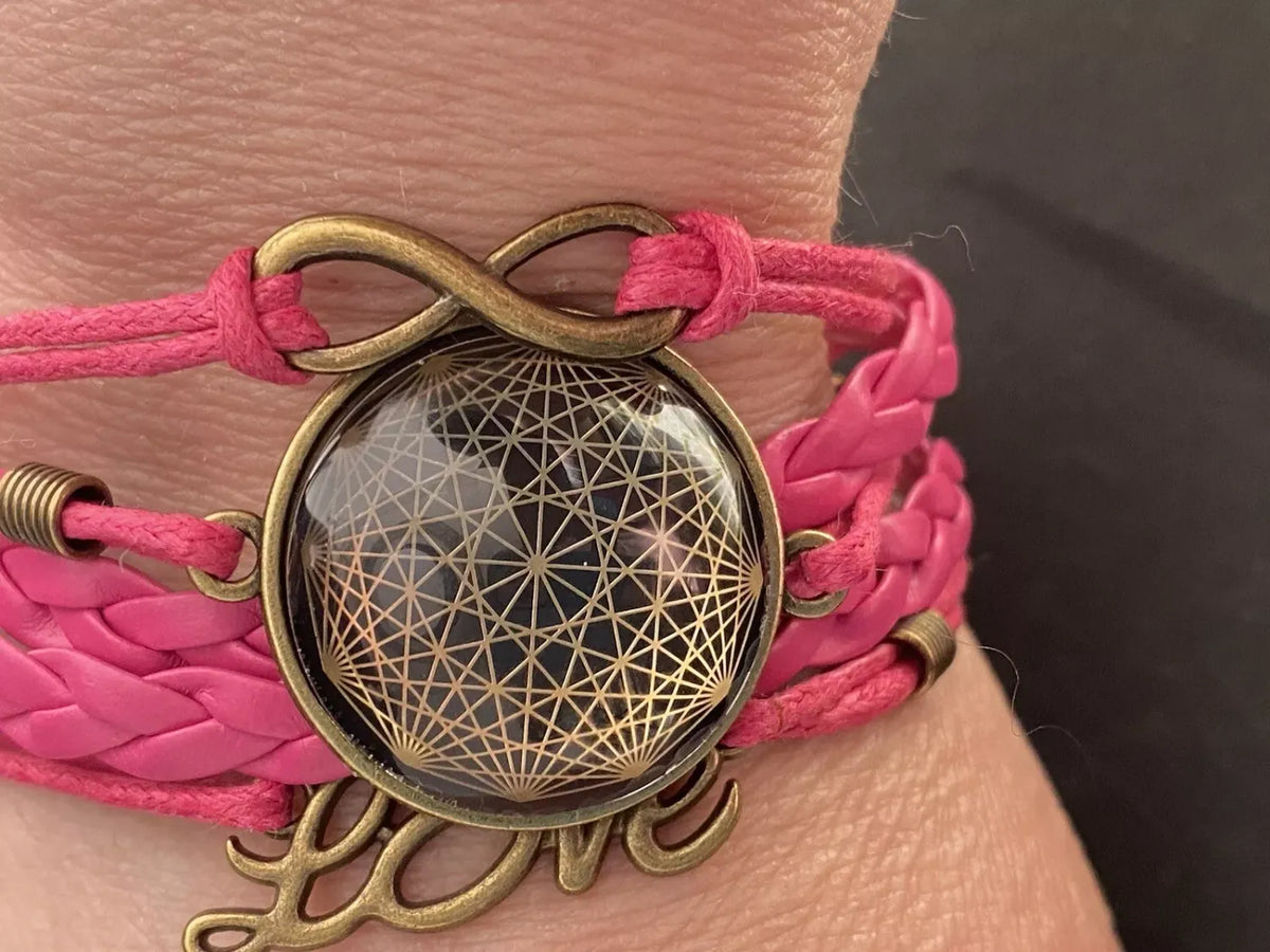Armband - Dodecagram als nachtschwarzer ca. 25 mm großer Coin (hinter Glas) mit Goldlegierung in pinkes mehrsträngiges Band eingearbeitet