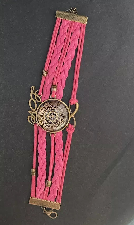 Armband - Dodecagram als nachtschwarzer ca. 25 mm großer Coin (hinter Glas) mit Goldlegierung in pinkes mehrsträngiges Band eingearbeitet