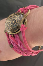 Armband - Dodecagram als nachtschwarzer ca. 25 mm großer Coin (hinter Glas) mit Goldlegierung in pinkes mehrsträngiges Band eingearbeitet