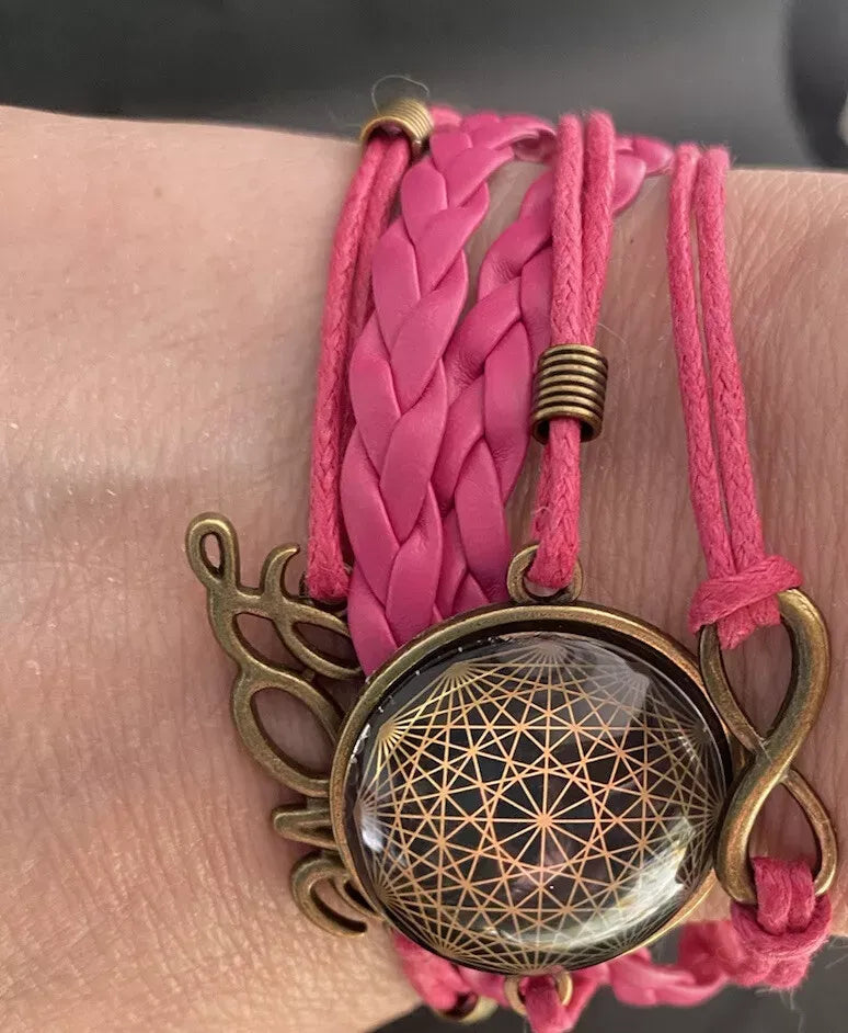 Armband - Dodecagram als nachtschwarzer ca. 25 mm großer Coin (hinter Glas) mit Goldlegierung in pinkes mehrsträngiges Band eingearbeitet
