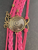 Armband - Dodecagram als nachtschwarzer ca. 25 mm großer Coin (hinter Glas) mit Goldlegierung in pinkes mehrsträngiges Band eingearbeitet