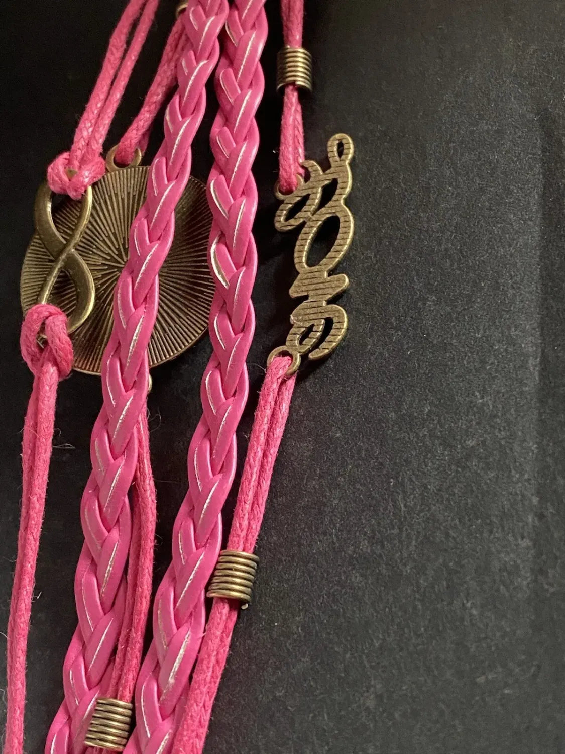 Armband - Dodecagram als nachtschwarzer ca. 25 mm großer Coin (hinter Glas) mit Goldlegierung in pinkes mehrsträngiges Band eingearbeitet