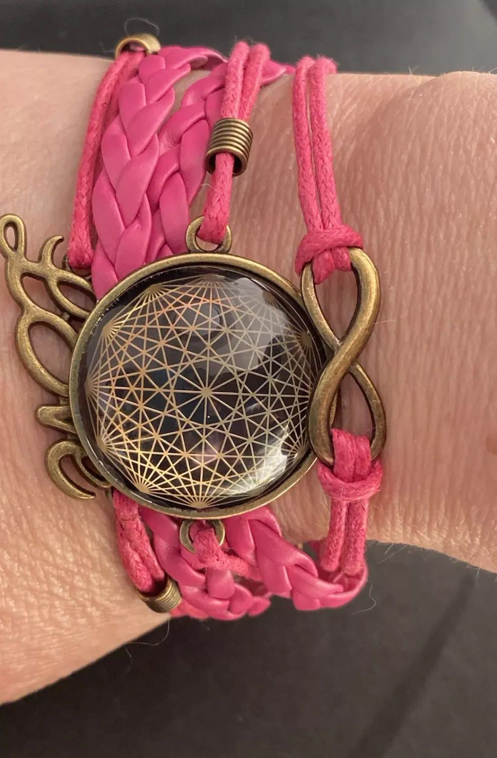 Armband - Dodecagram als nachtschwarzer ca. 25 mm großer Coin (hinter Glas) mit Goldlegierung in pinkes mehrsträngiges Band eingearbeitet