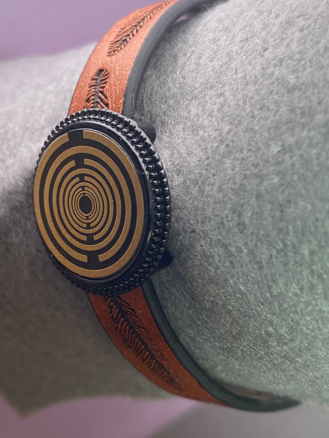 Armband - Feder, braun eingearbeitete Lakhovsky MWO Schwingkreis Oszillator Antenne (stromlos), Disc gold legiert + Kupfer unterlegt ca. 18 mm