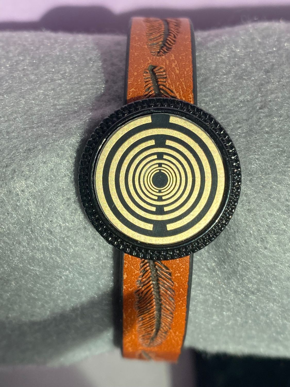 Armband - Feder, braun eingearbeitete Lakhovsky MWO Schwingkreis Oszillator Antenne (stromlos), Disc gold legiert + Kupfer unterlegt ca. 18 mm