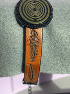 Armband - Feder, braun eingearbeitete Lakhovsky MWO Schwingkreis Oszillator Antenne (stromlos), Disc gold legiert + Kupfer unterlegt ca. 18 mm