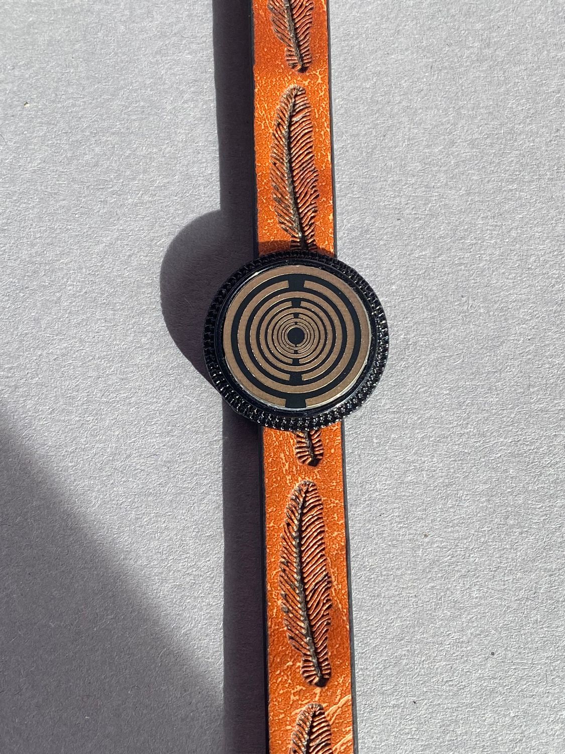 Armband - Feder, braun eingearbeitete Lakhovsky MWO Schwingkreis Oszillator Antenne (stromlos), Disc gold legiert + Kupfer unterlegt ca. 18 mm