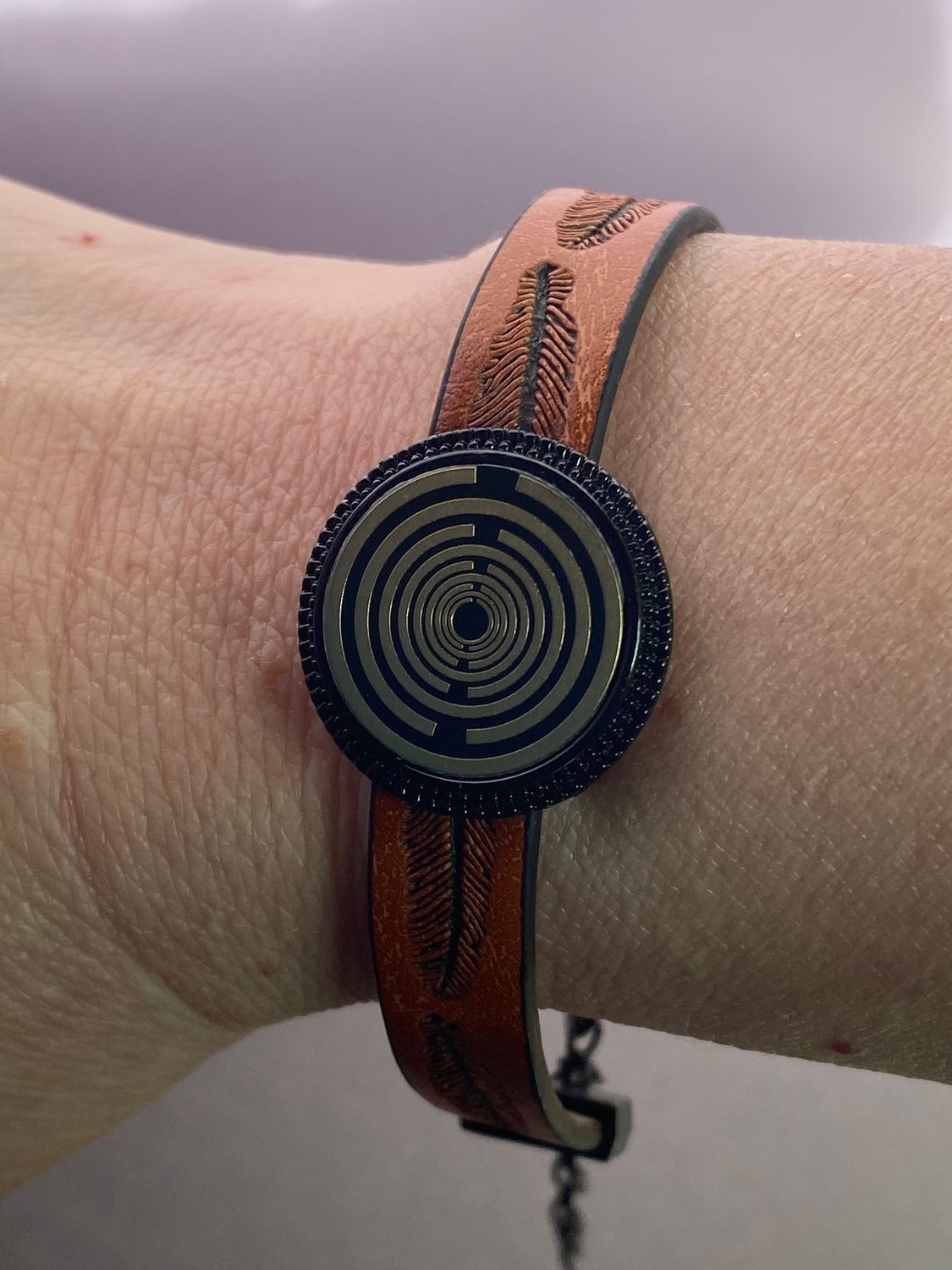 Armband - Feder, braun eingearbeitete Lakhovsky MWO Schwingkreis Oszillator Antenne (stromlos), Disc gold legiert + Kupfer unterlegt ca. 18 mm