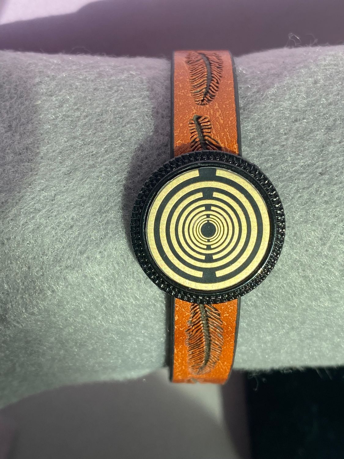 Armband - Feder, braun eingearbeitete Lakhovsky MWO Schwingkreis Oszillator Antenne (stromlos), Disc gold legiert + Kupfer unterlegt ca. 18 mm