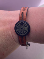 Armband - Feder, braun eingearbeitete Lakhovsky MWO Schwingkreis Oszillator Antenne (stromlos), Disc gold legiert + Kupfer unterlegt ca. 18 mm