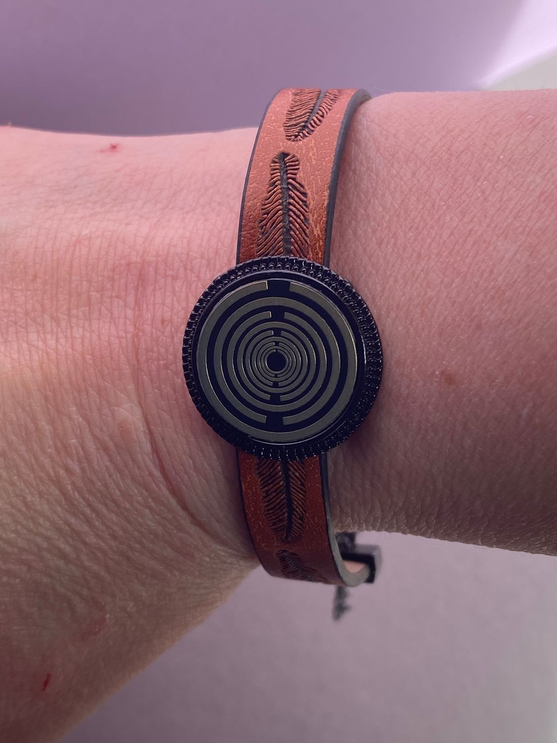 Armband - Feder, braun eingearbeitete Lakhovsky MWO Schwingkreis Oszillator Antenne (stromlos), Disc gold legiert + Kupfer unterlegt ca. 18 mm