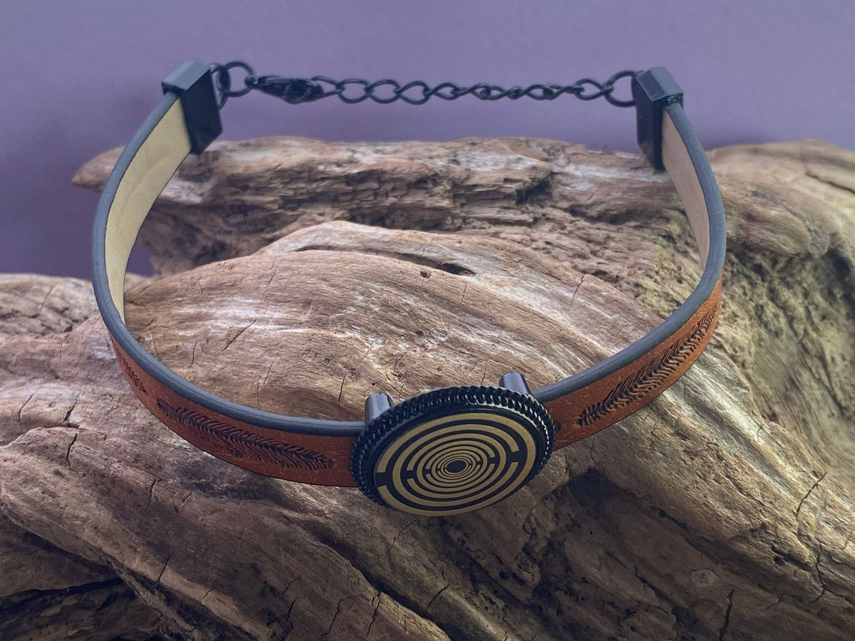 Armband - Feder, braun eingearbeitete Lakhovsky MWO Schwingkreis Oszillator Antenne (stromlos), Disc gold legiert + Kupfer unterlegt ca. 18 mm