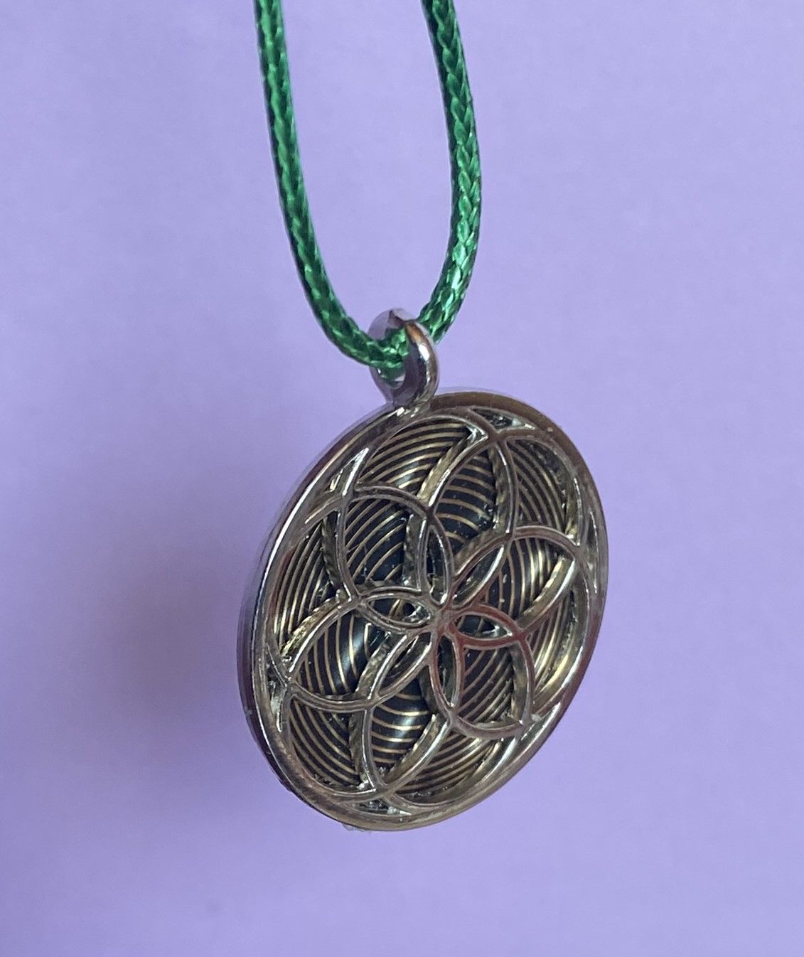 Amulett – Fassung Blume des Lebens – Bifilar / Fermat + Vector Equilibrium – 30 mm / goldlegiert / nachtschwarz – Produktansi