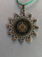 Amulett – Samen des Lebens – Sri Yantra – – Sri Yantra – 25 mm / nachtschwarz – Produktansicht 1
