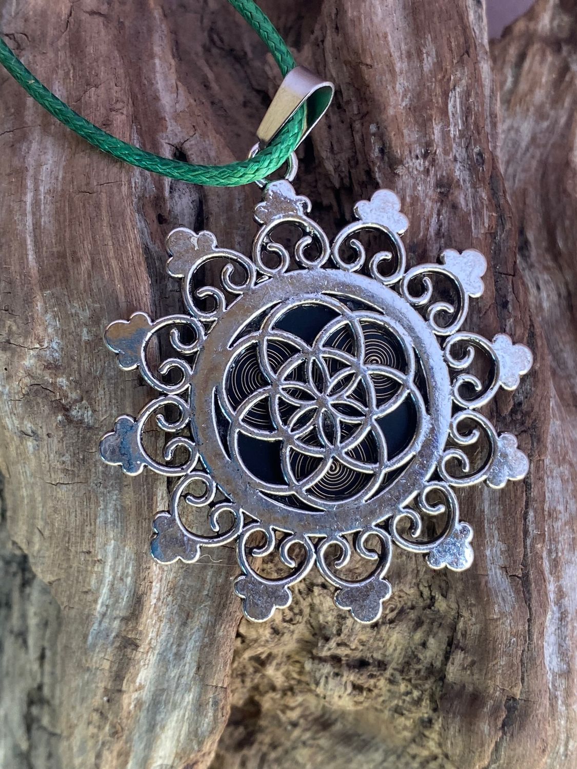 Amulett – Samen des Lebens – Sri Yantra – – Sri Yantra – 25 mm / nachtschwarz – Produktansicht 1