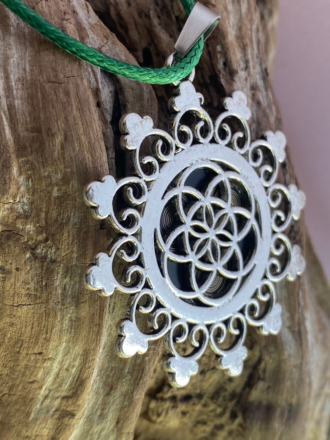 Amulett – Samen des Lebens – Sri Yantra – – Sri Yantra – 25 mm / nachtschwarz – Produktansicht 1
