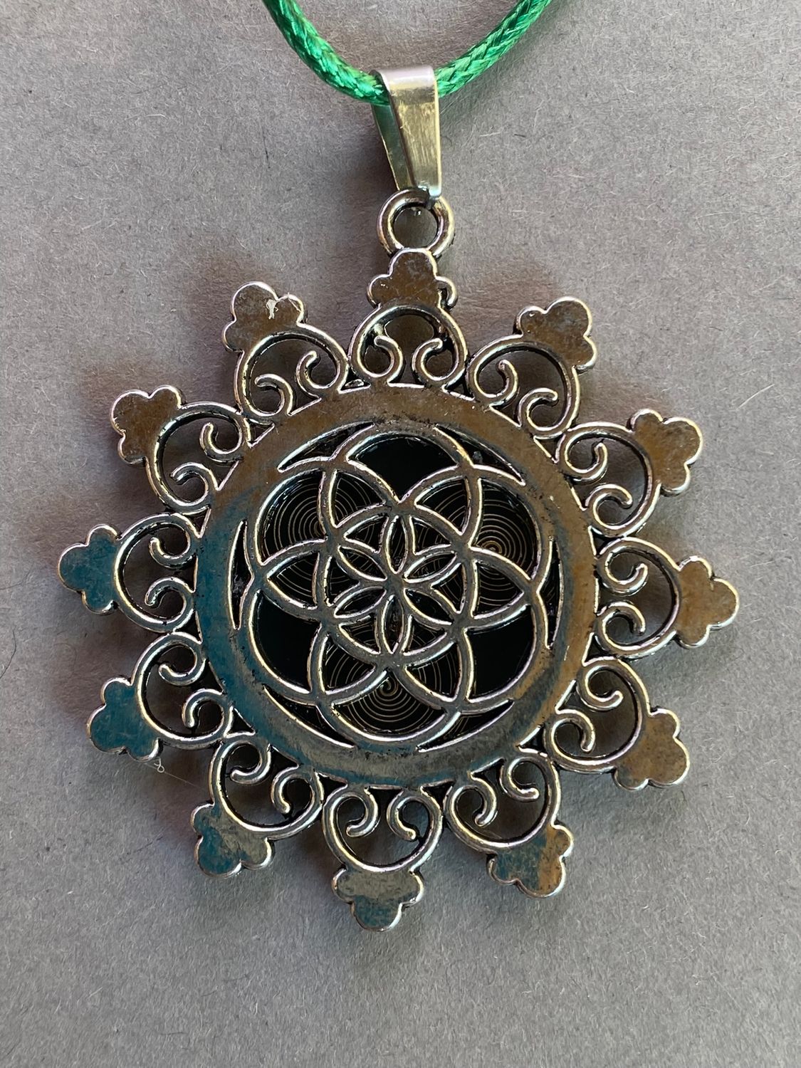 Amulett – Samen des Lebens – Sri Yantra – – Sri Yantra – 25 mm / nachtschwarz – Produktansicht 1