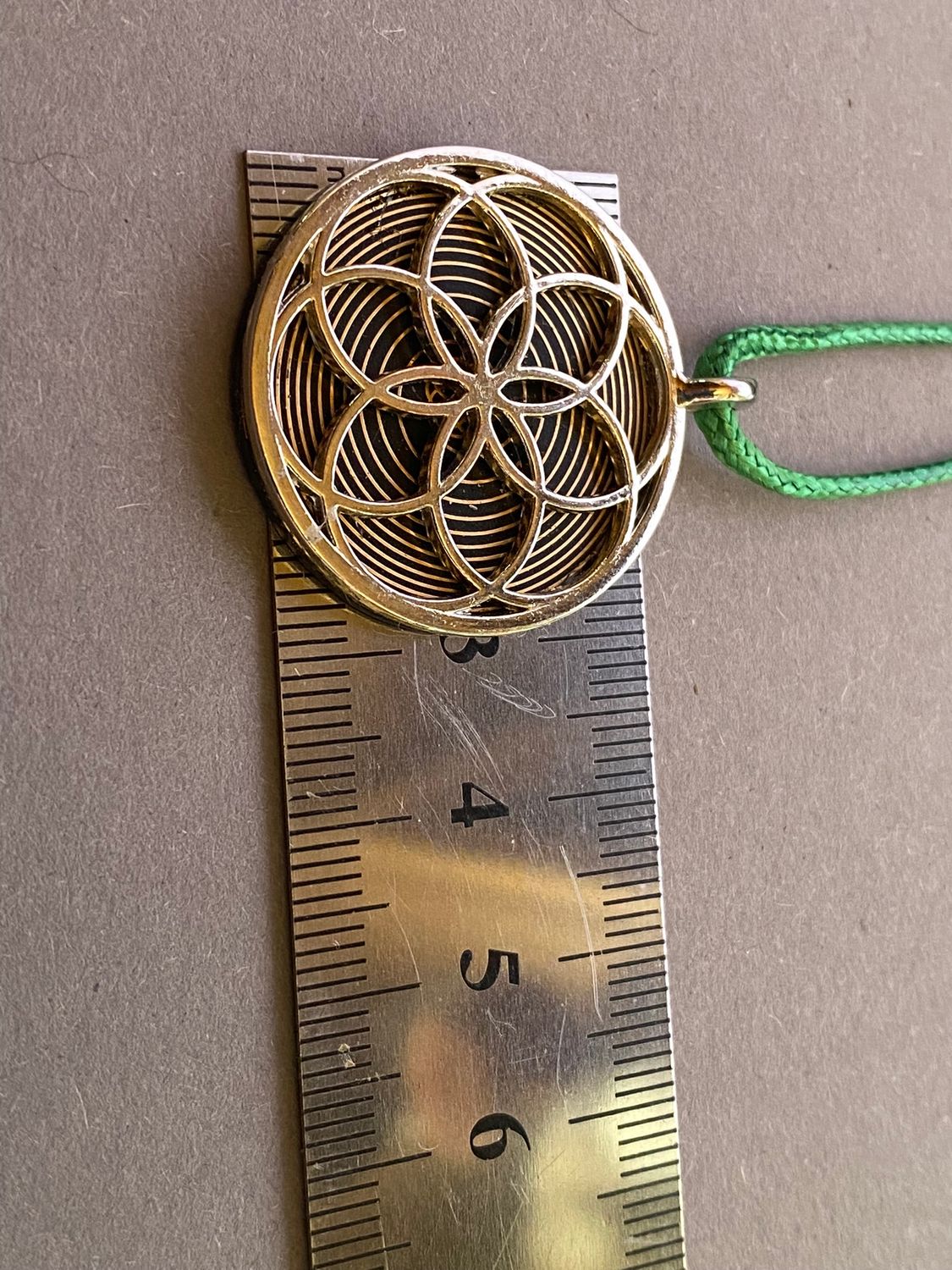 Amulett – Fassung Blume des Lebens – Bifilar / Fermat + Vector Equilibrium – 30 mm / goldlegiert / nachtschwarz – Produktansi