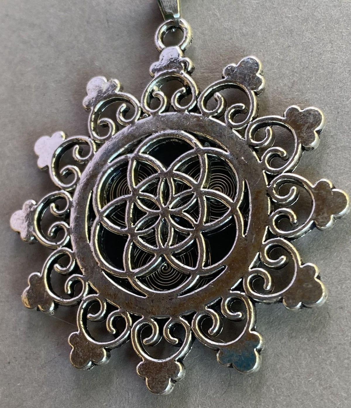 Amulett – Samen des Lebens – Sri Yantra – – Sri Yantra – 25 mm / nachtschwarz – Produktansicht 1