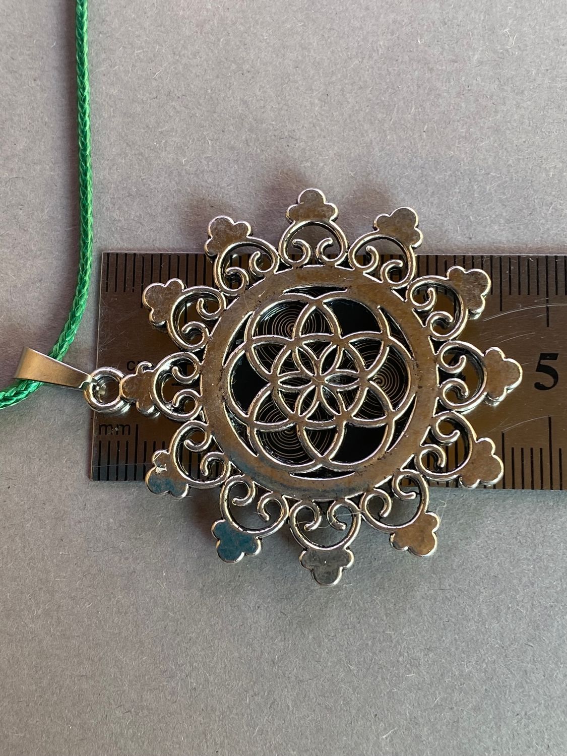 Amulett – Samen des Lebens – Sri Yantra – – Sri Yantra – 25 mm / nachtschwarz – Produktansicht 1
