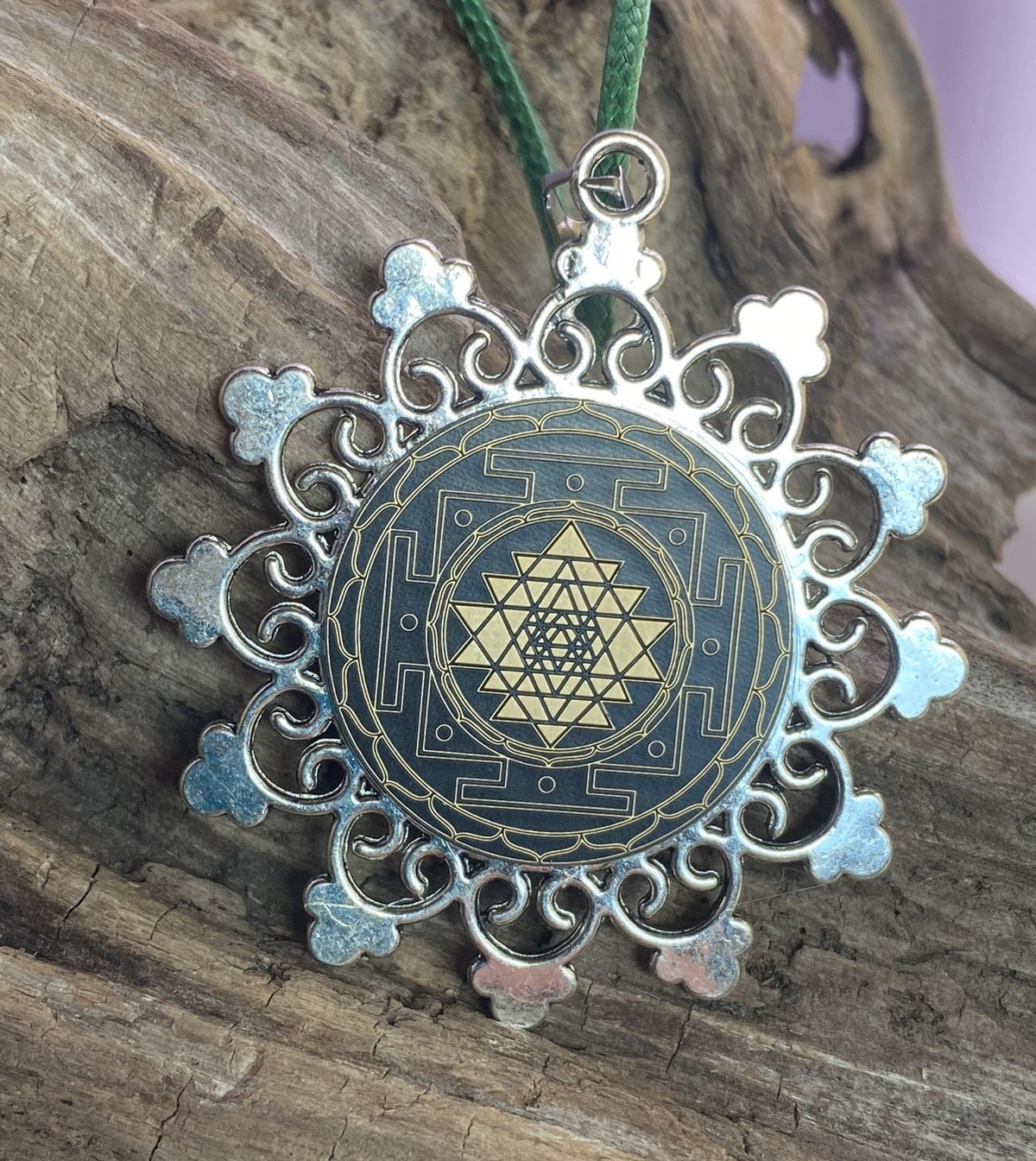 Amulett – Samen des Lebens – Sri Yantra – – Sri Yantra – 25 mm / nachtschwarz – Produktansicht 1