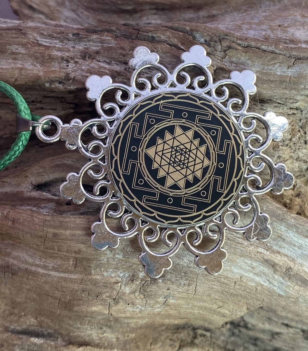 Amulett – Samen des Lebens – Sri Yantra – – Sri Yantra – 25 mm / nachtschwarz – Produktansicht 1