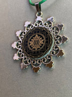 Amulett – Samen des Lebens – Sri Yantra – – Sri Yantra – 25 mm / nachtschwarz – Produktansicht 1