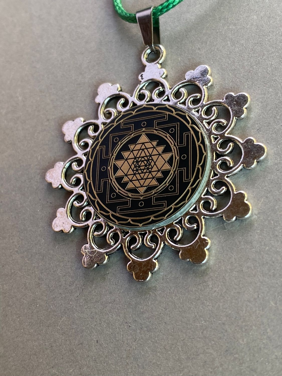 Amulett – Samen des Lebens – Sri Yantra – – Sri Yantra – 25 mm / nachtschwarz – Produktansicht 1