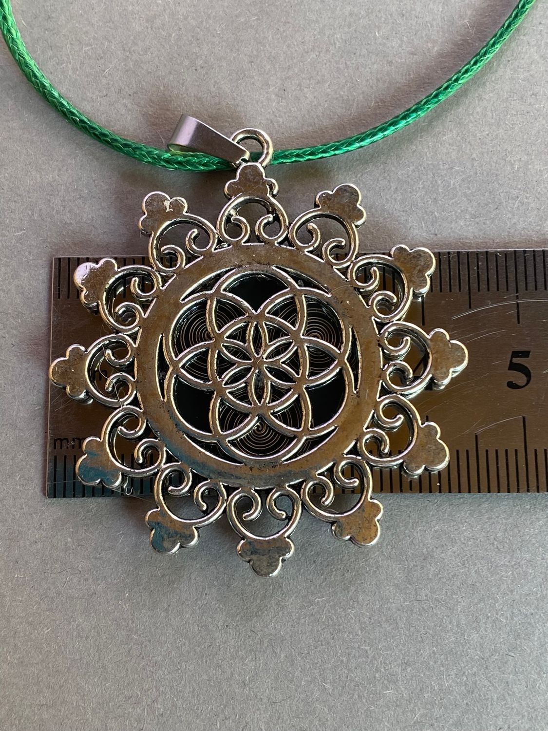 Amulett – Samen des Lebens – Sri Yantra – – Sri Yantra – 25 mm / nachtschwarz – Produktansicht 1