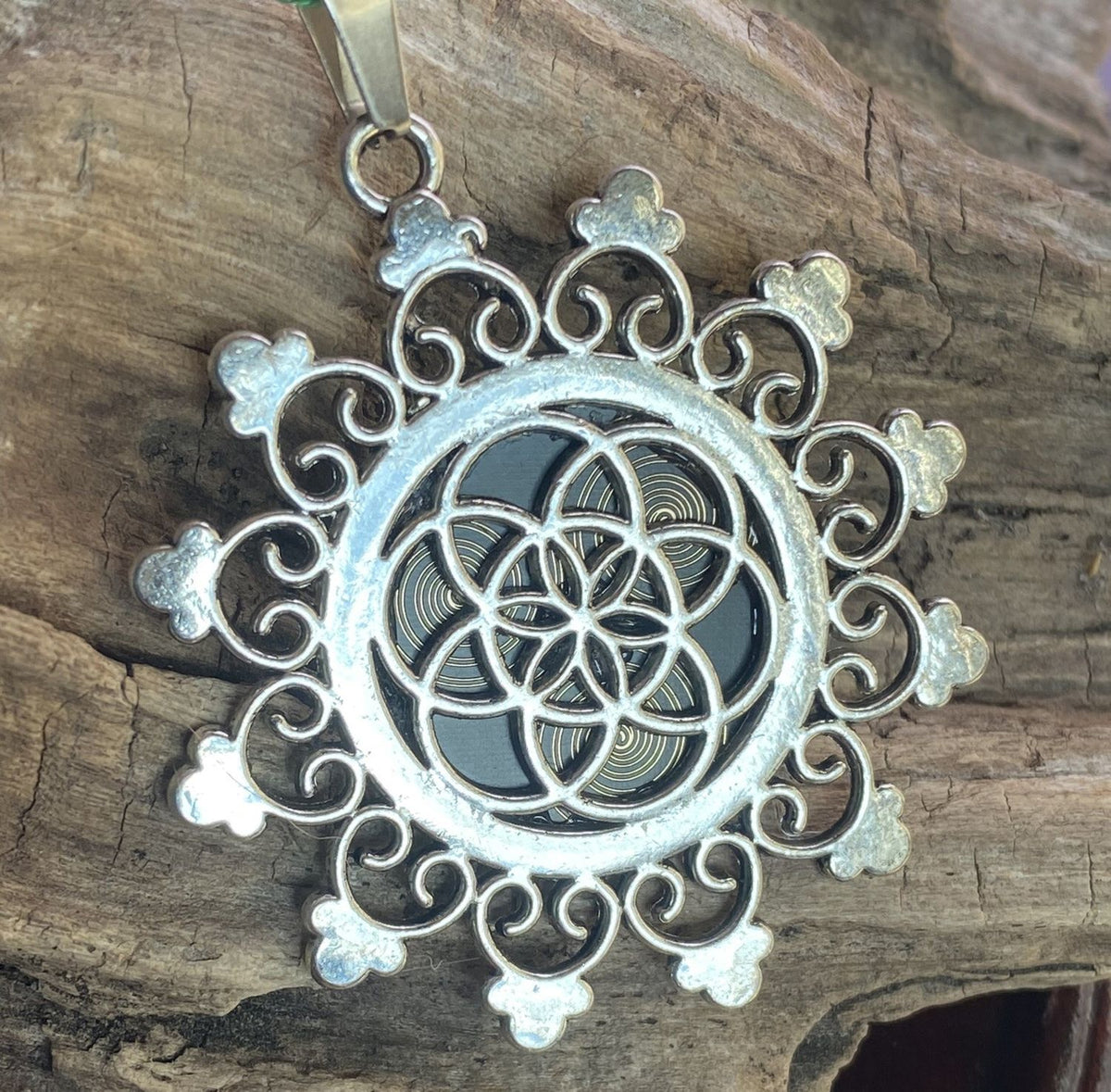 Amulett – Samen des Lebens – Sri Yantra – – Sri Yantra – 25 mm / nachtschwarz – Produktansicht 1